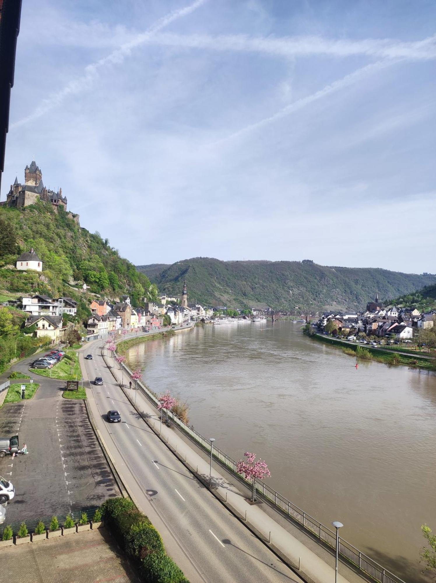 Panorama Oase Ferienwohnung Mit Blick Auf Mosel Und Reichsburg Cochem Esterno foto